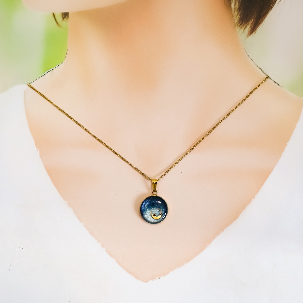 銀河に浮かぶ三日月ネックレス ネイビー×ホワイトパール 金具の色が選べます