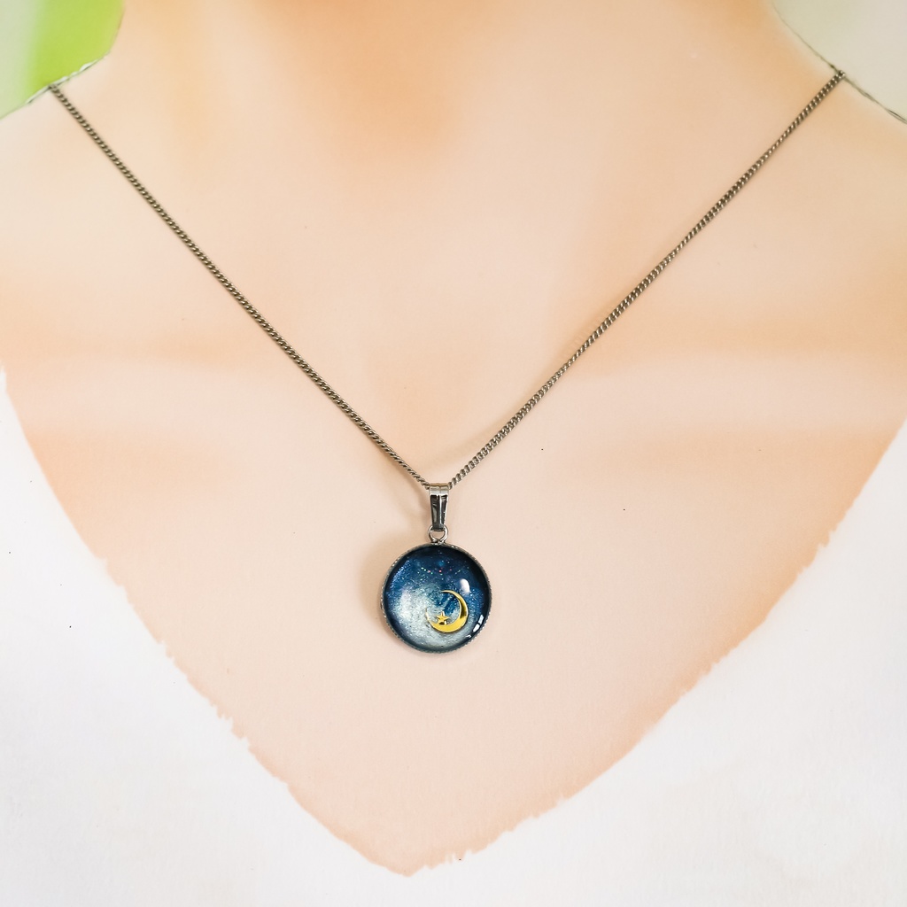 銀河に浮かぶ三日月ネックレス ネイビー×ホワイトパール 金具の色が選べます