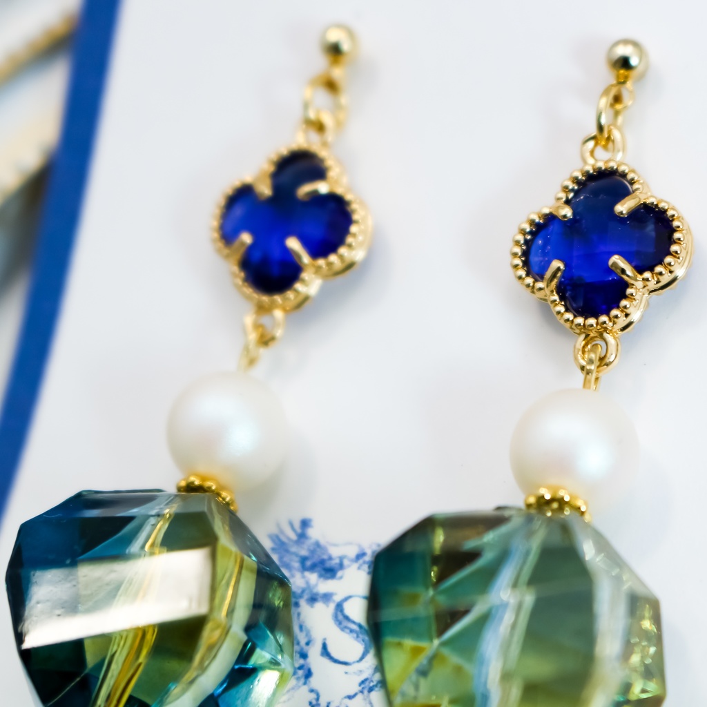 オータムヴィトライユビーズのEaring ブルー×グリーン ゴールド金具