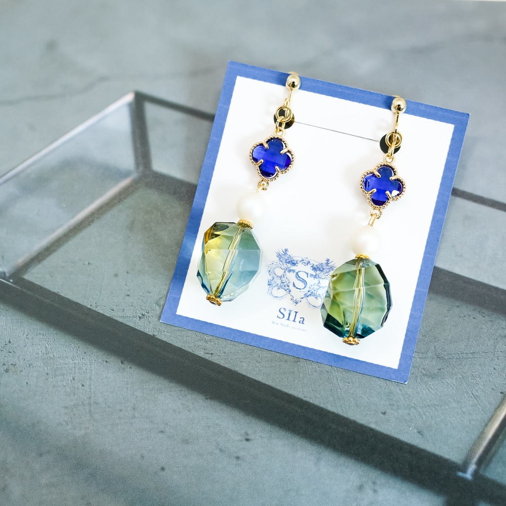 オータムヴィトライユビーズのEaring ブルー×グリーン ゴールド金具
