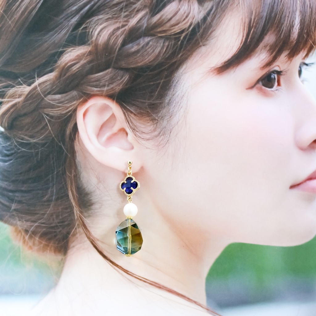 オータムヴィトライユビーズのEaring ブルー×グリーン ゴールド金具