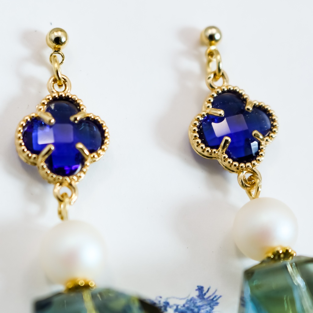 オータムヴィトライユビーズのEaring ブルー×グリーン ゴールド金具
