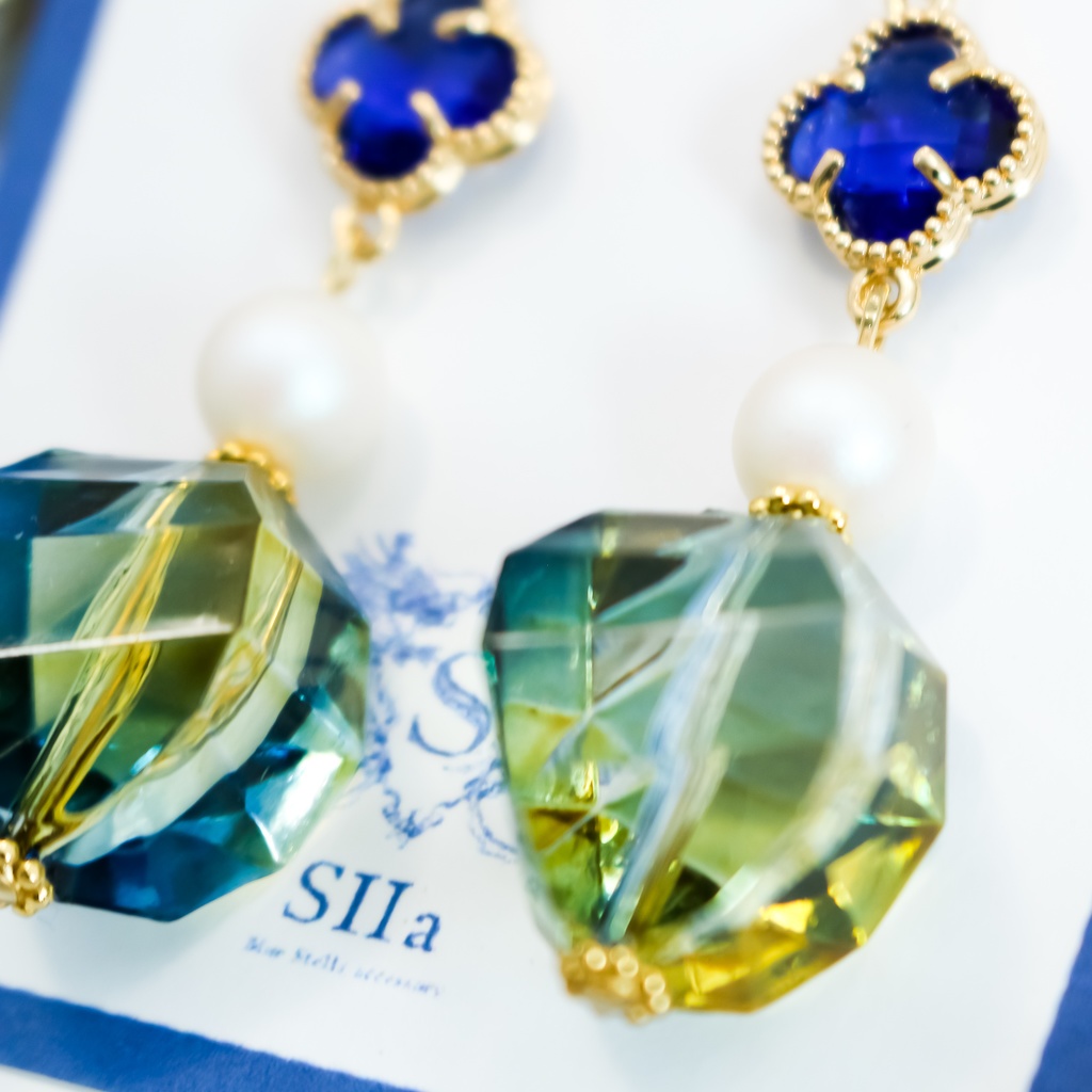 オータムヴィトライユビーズのEaring ブルー×グリーン ゴールド金具