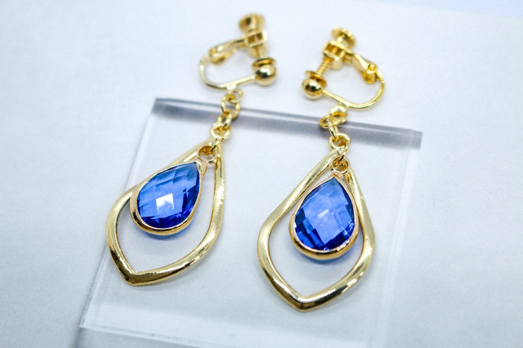 Teardrop のイヤリング sapphireblue ゴールド金具