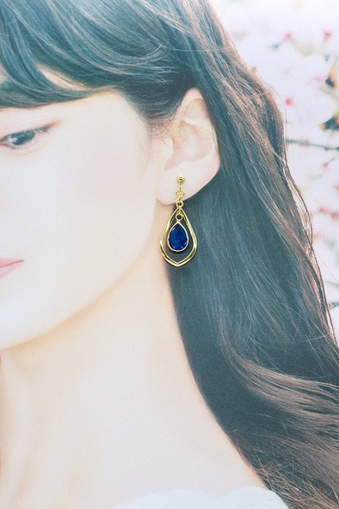 Teardrop のイヤリング sapphireblue ゴールド金具