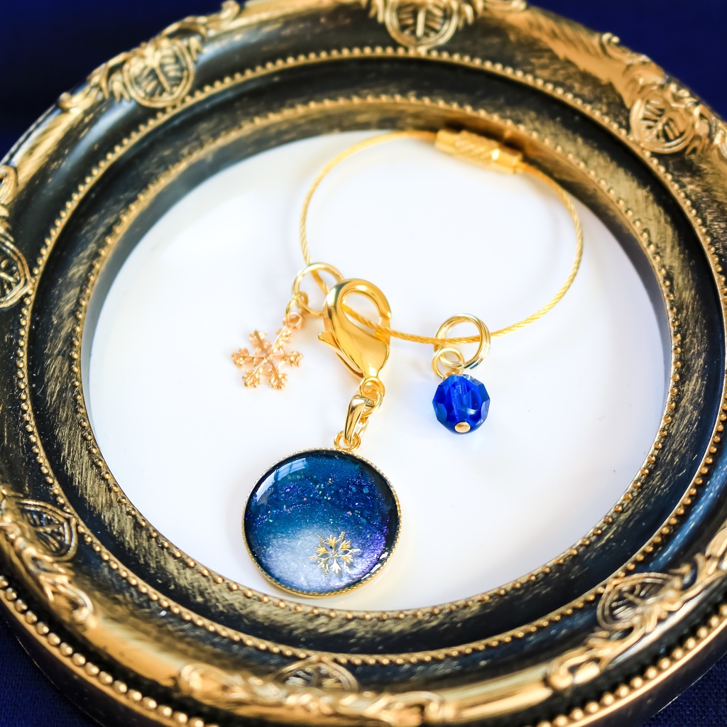 深夜に降り積もる雪のバックチャーム ネイビーブルー×ホワイトパール ゴールド金具