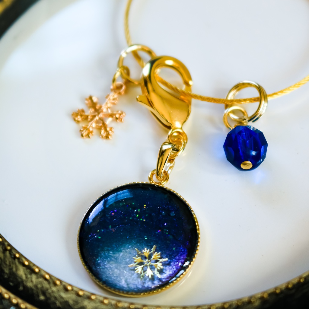 深夜に降り積もる雪のバックチャーム ネイビーブルー×ホワイトパール ゴールド金具