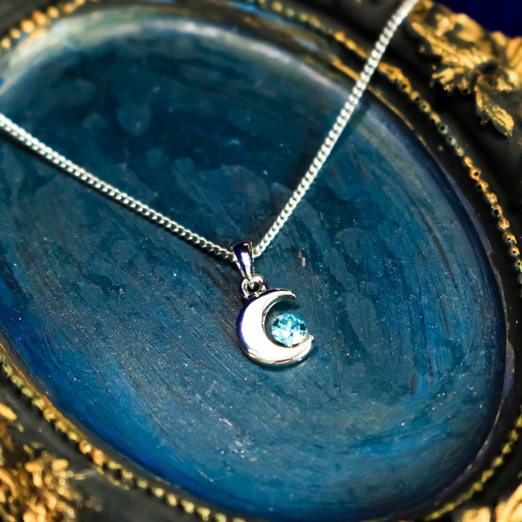 【プレゼントに】クリスタルクレセントムーンのネックレス ライトーターコイズ 金具の色が選べます