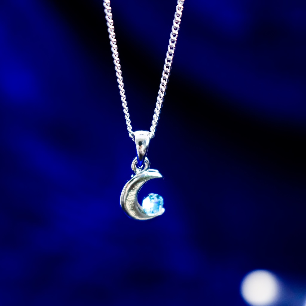 【プレゼントに】クリスタルクレセントムーンのネックレス ライトーターコイズ 金具の色が選べます