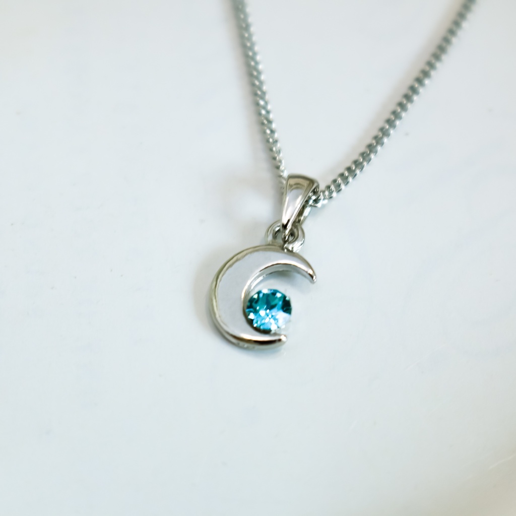 【プレゼントに】クリスタルクレセントムーンのネックレス ライトーターコイズ 金具の色が選べます