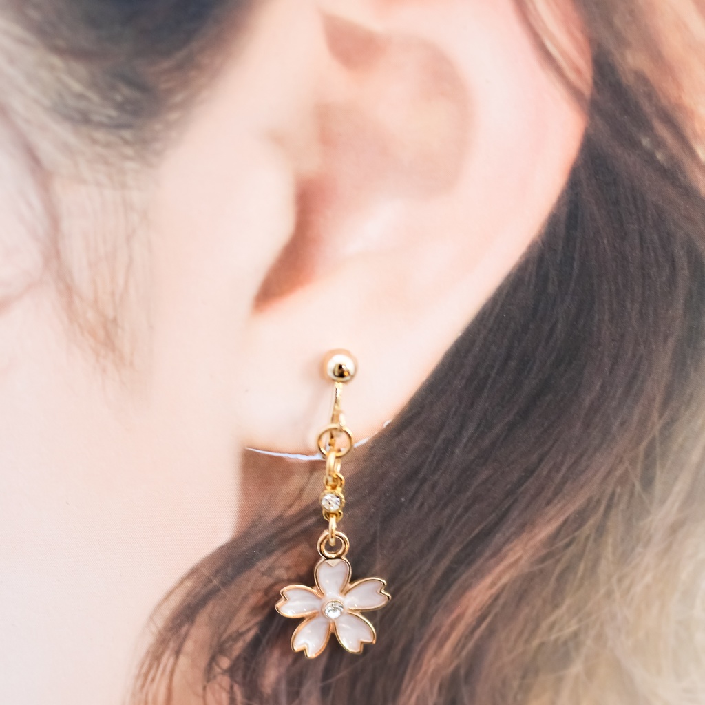 【春の新作】 ふんわりさくらのイヤリング(ピアス変更可能) ホワイト