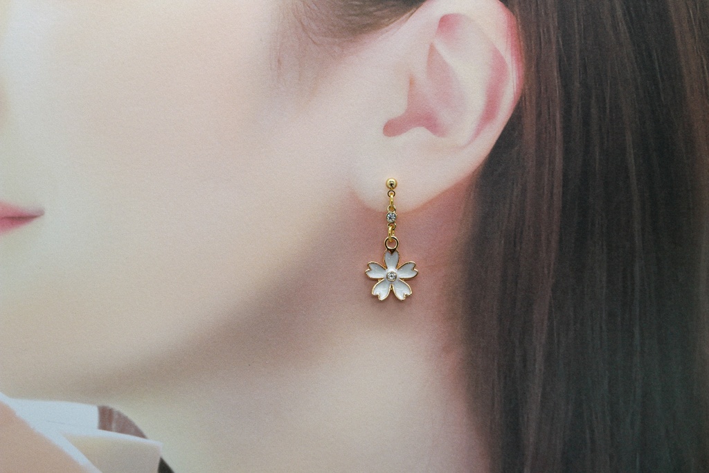 【春の新作】 ふんわりさくらのイヤリング(ピアス変更可能) ホワイト