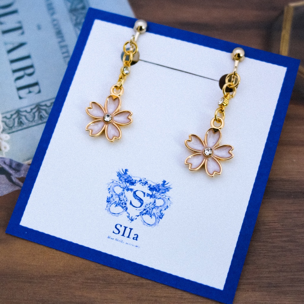 【春の新作】 ふんわりさくらのイヤリング(ピアス変更可能) ホワイト