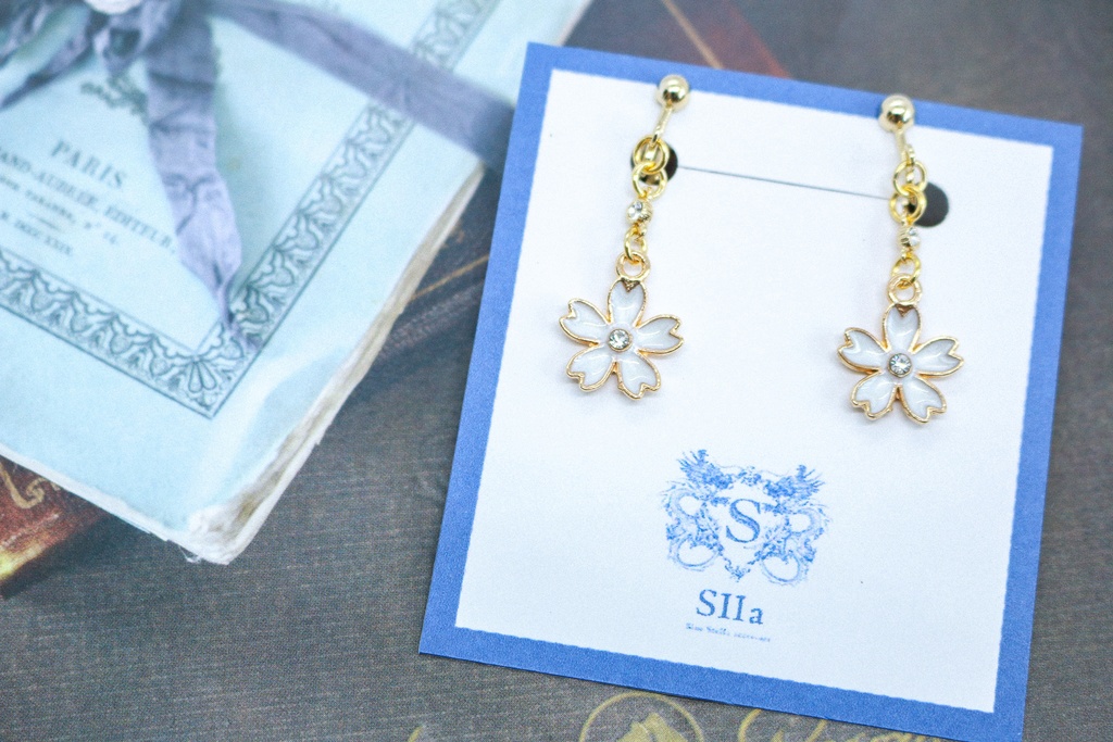 【春の新作】 ふんわりさくらのイヤリング(ピアス変更可能) ホワイト