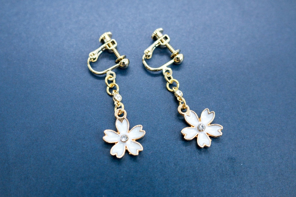 【春の新作】 ふんわりさくらのイヤリング(ピアス変更可能) ホワイト