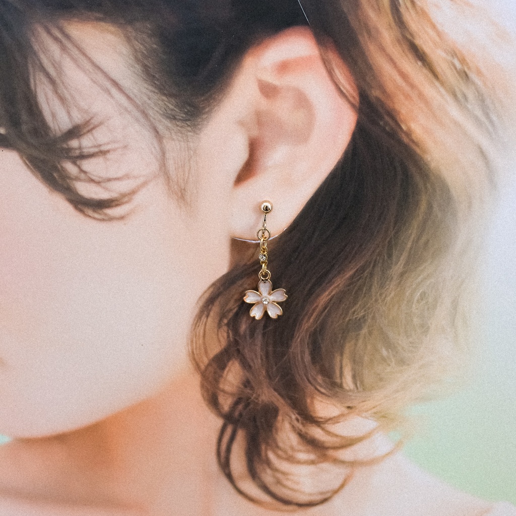 【春の新作】 ふんわりさくらのイヤリング(ピアス変更可能) ホワイト