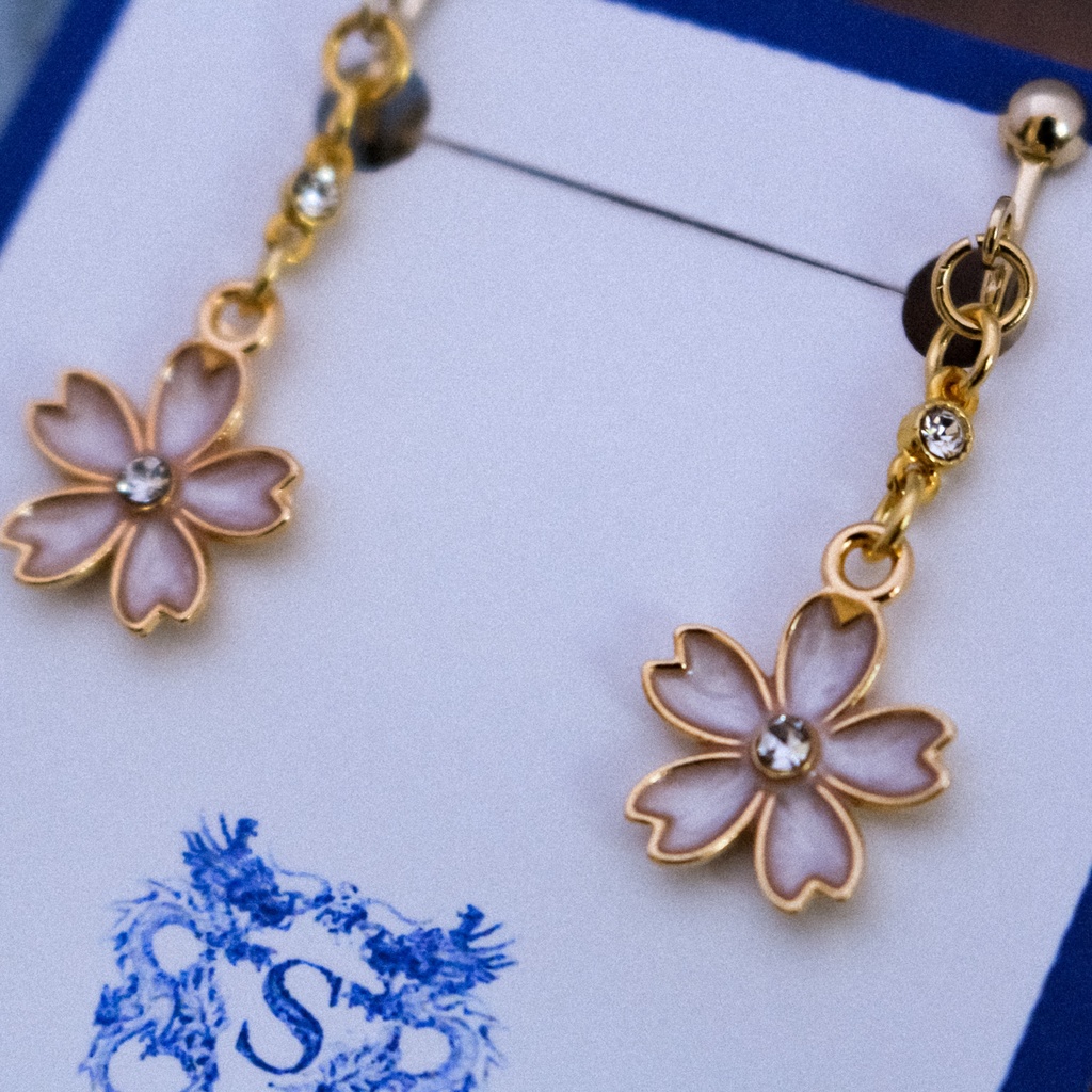 【春の新作】 ふんわりさくらのイヤリング(ピアス変更可能) ホワイト