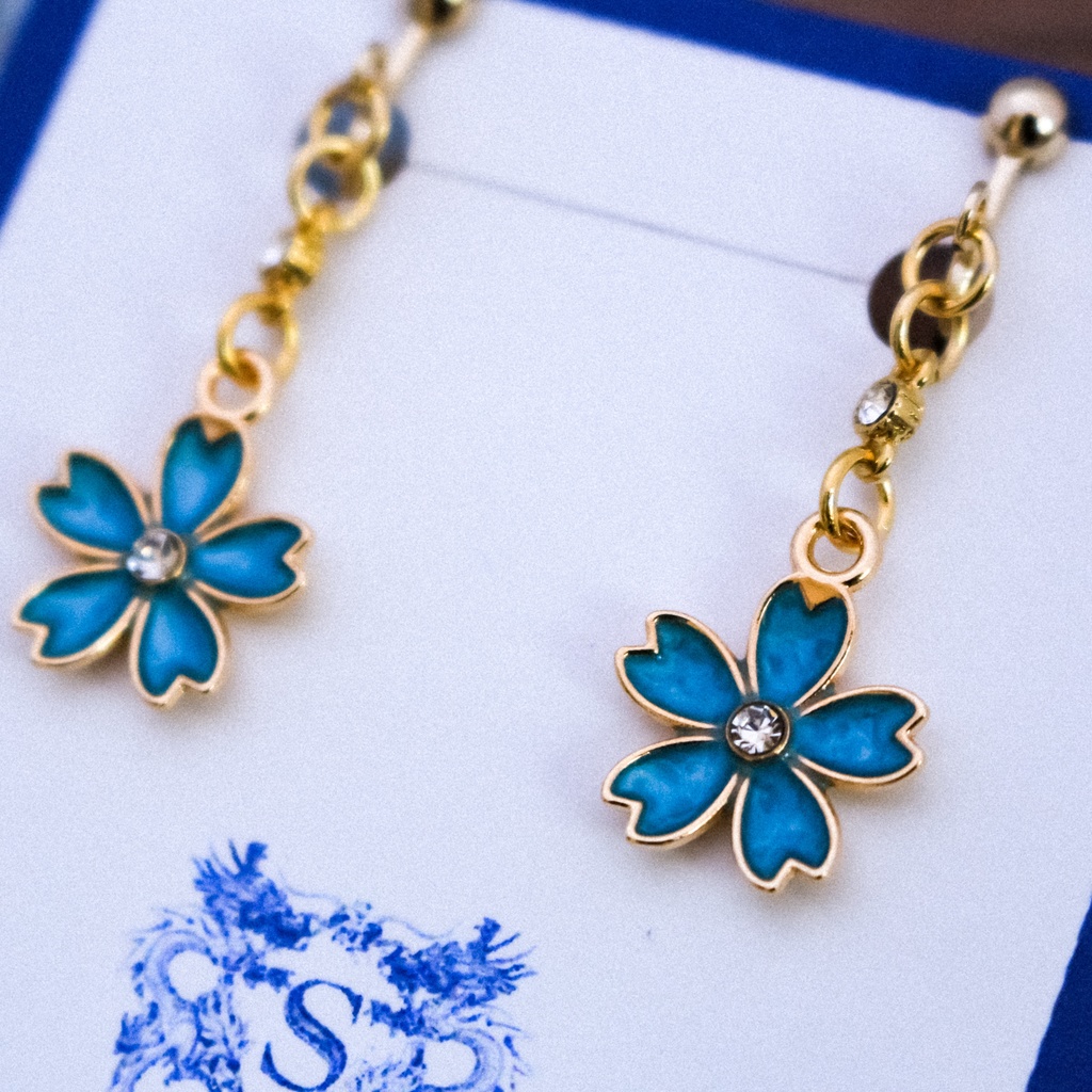 【春の新作】 ふんわりさくらのイヤリング(ピアス変更可能) ブルー