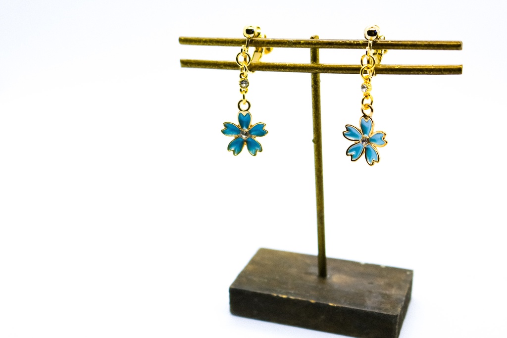 【春の新作】 ふんわりさくらのイヤリング(ピアス変更可能) ブルー