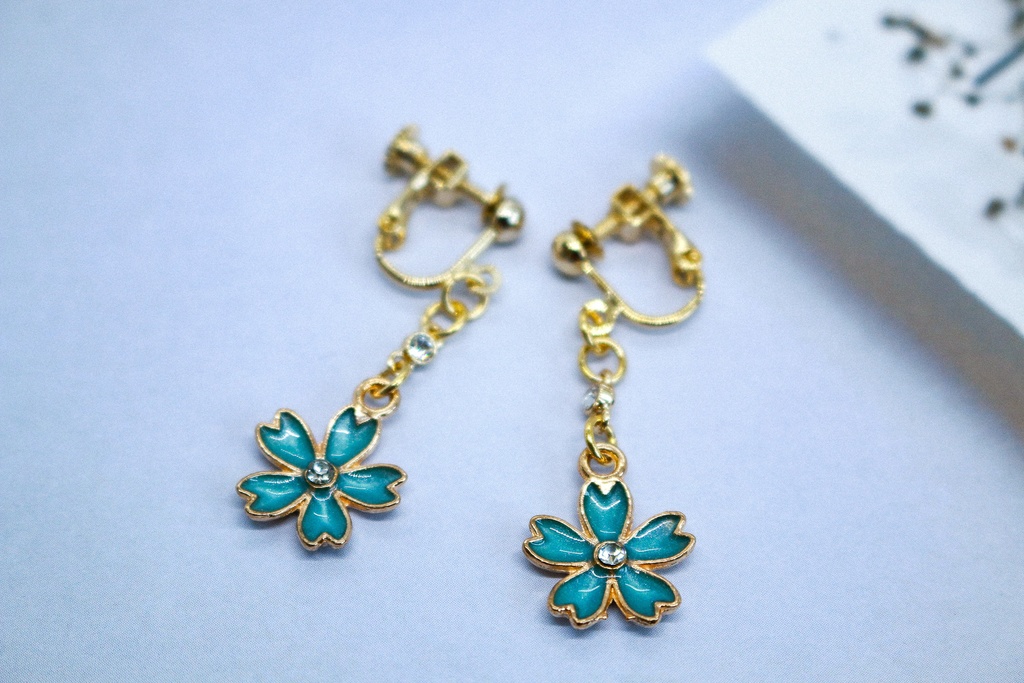 【春の新作】 ふんわりさくらのイヤリング(ピアス変更可能) ブルー