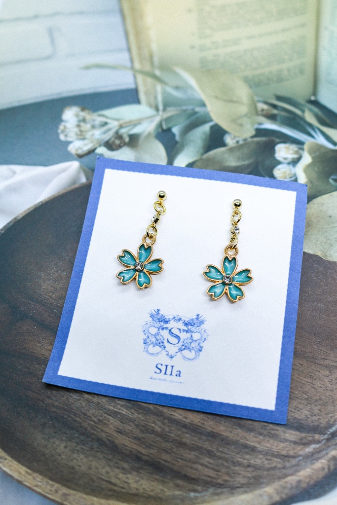 【春の新作】 ふんわりさくらのイヤリング(ピアス変更可能) ブルー