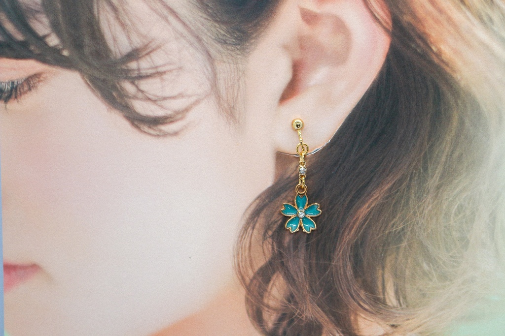 【春の新作】 ふんわりさくらのイヤリング(ピアス変更可能) ブルー