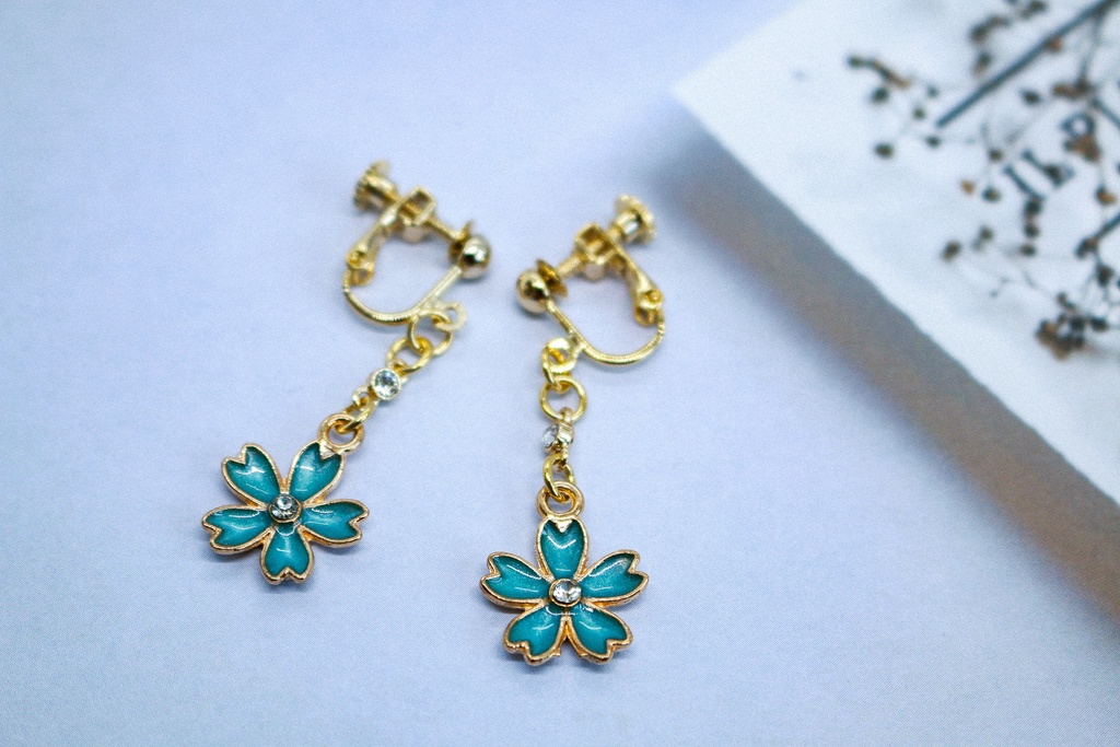 【春の新作】 ふんわりさくらのイヤリング(ピアス変更可能) ブルー