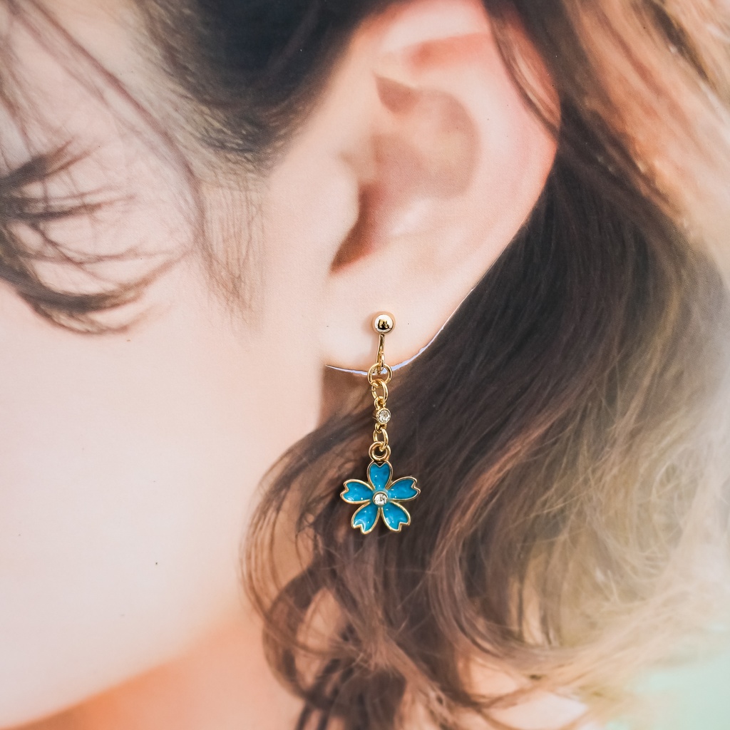 【春の新作】 ふんわりさくらのイヤリング(ピアス変更可能) ブルー