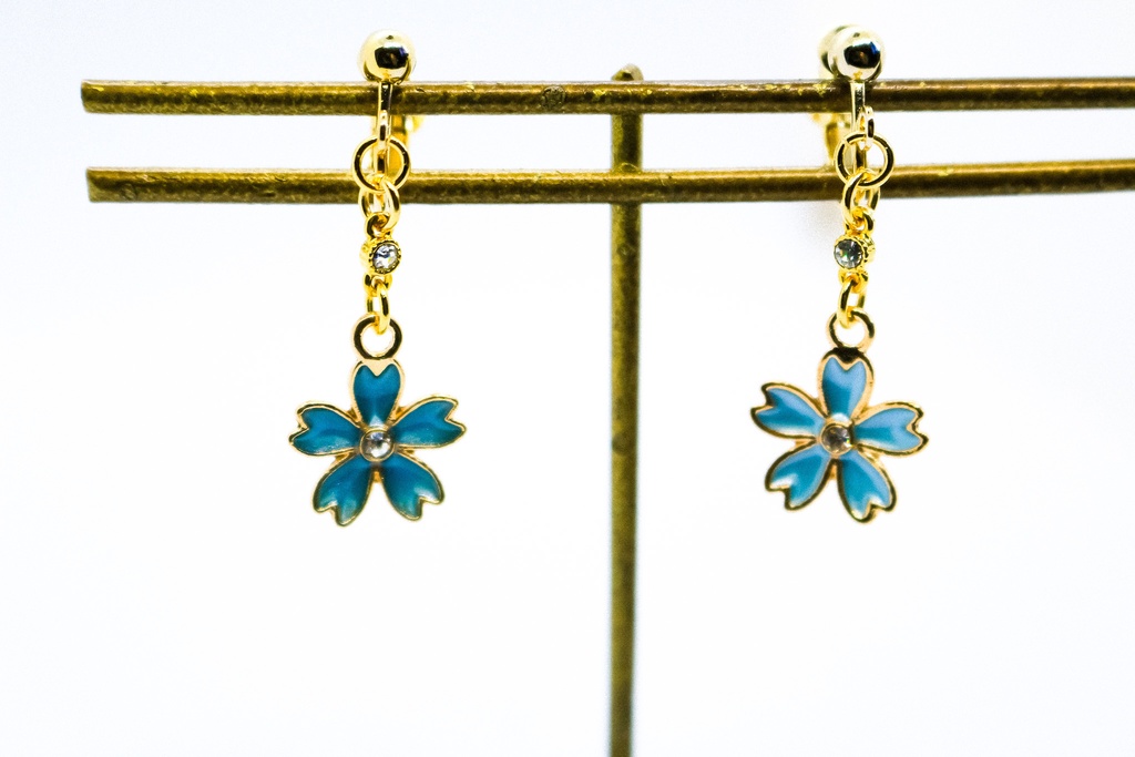 【春の新作】 ふんわりさくらのイヤリング(ピアス変更可能) ブルー