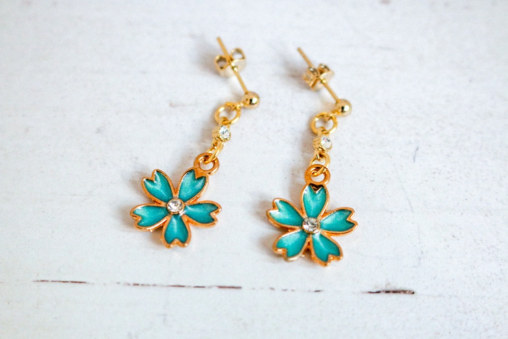 【春の新作】 ふんわりさくらのイヤリング(ピアス変更可能) ブルー