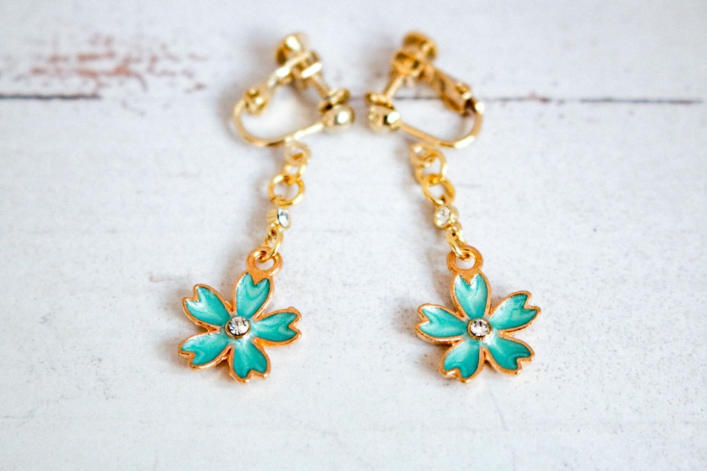 【春の新作】 ふんわりさくらのイヤリング(ピアス変更可能) ブルー