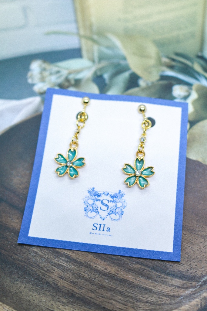 【春の新作】 ふんわりさくらのイヤリング(ピアス変更可能) ブルー