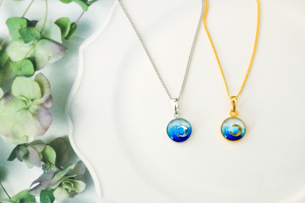 クレセントムーンのBLUEネックレス ホワイト×オーシャンブルー 金具の色が選べます