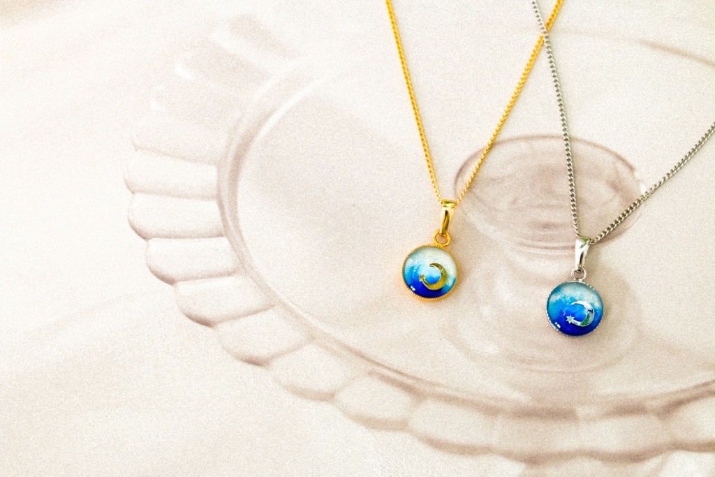 クレセントムーンのBLUEネックレス ホワイト×オーシャンブルー 金具の色が選べます