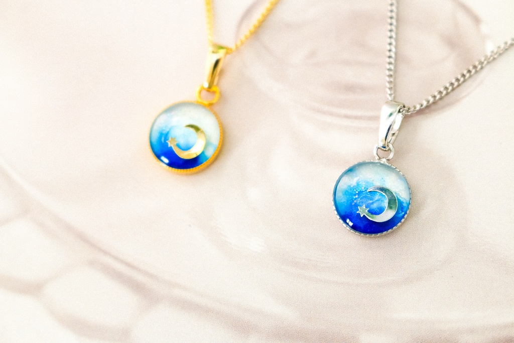 クレセントムーンのBLUEネックレス ホワイト×オーシャンブルー 金具の色が選べます