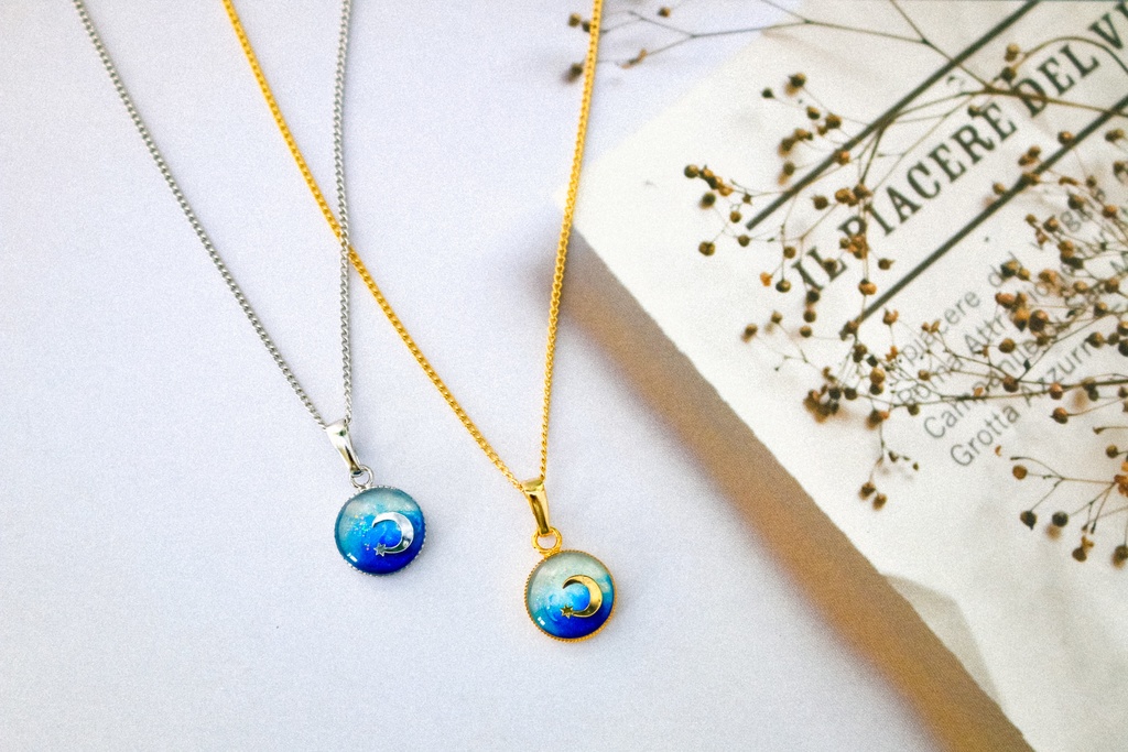 クレセントムーンのBLUEネックレス ホワイト×オーシャンブルー 金具の色が選べます