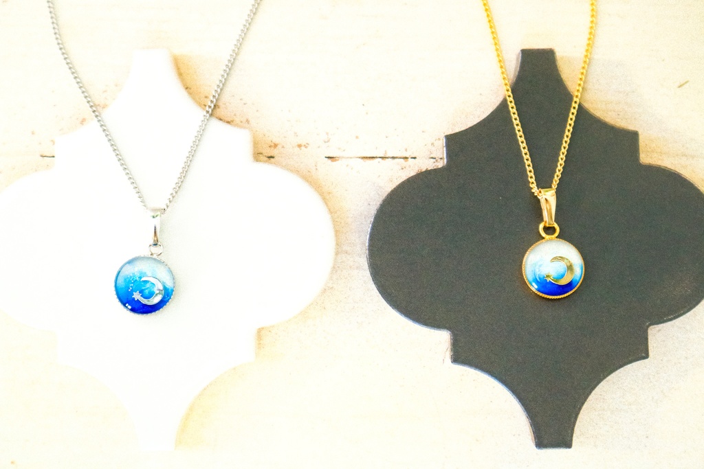 クレセントムーンのBLUEネックレス ホワイト×オーシャンブルー 金具の色が選べます