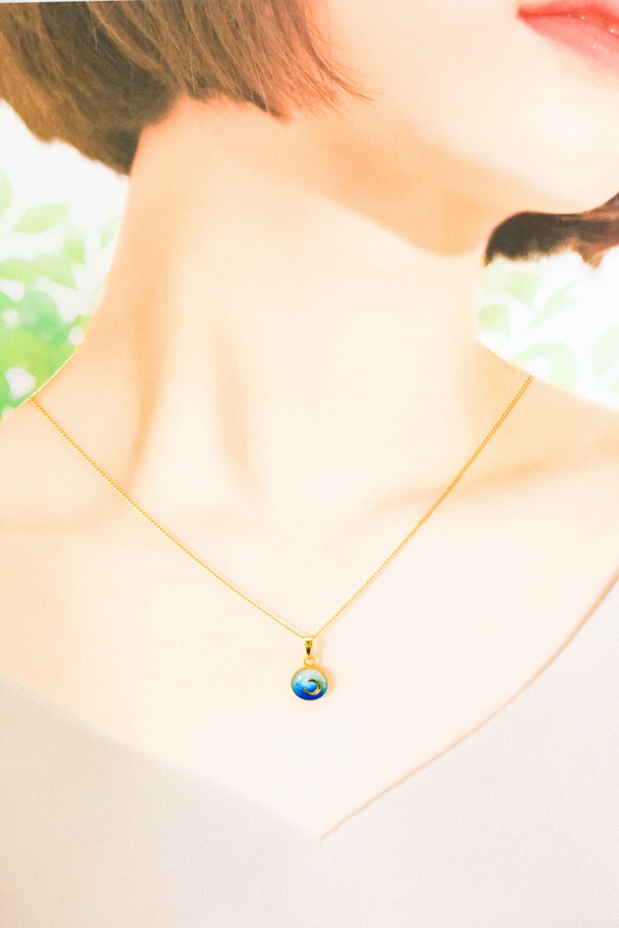クレセントムーンのBLUEネックレス ホワイト×オーシャンブルー 金具の色が選べます