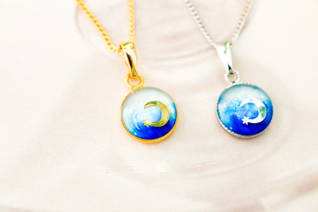 クレセントムーンのBLUEネックレス ホワイト×オーシャンブルー 金具の色が選べます