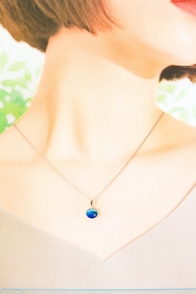 クレセントムーンのBLUEネックレス ホワイト×オーシャンブルー 金具の色が選べます
