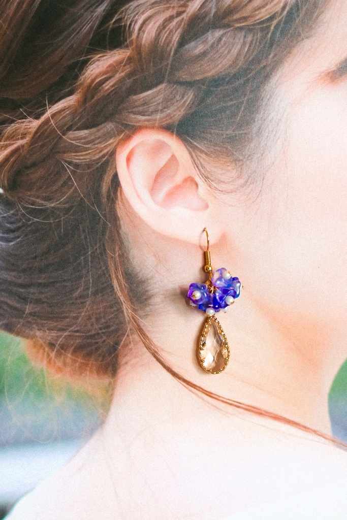 紫陽花イメージのドロップピアス bluepurple ゴールド金具 イヤリング変更可能