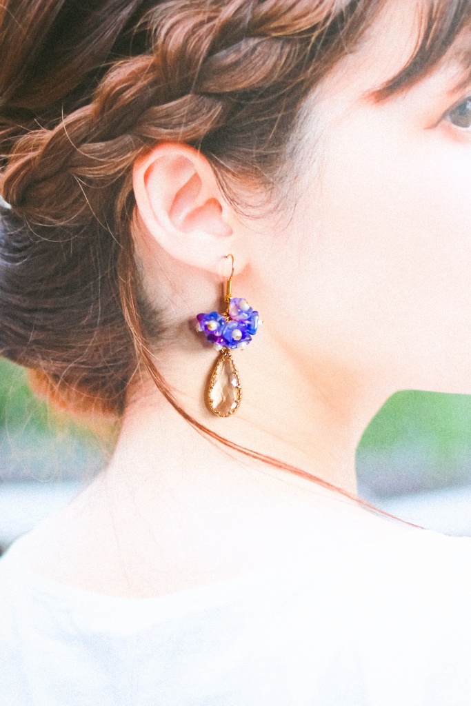 紫陽花イメージのドロップピアス bluepurple ゴールド金具 イヤリング変更可能
