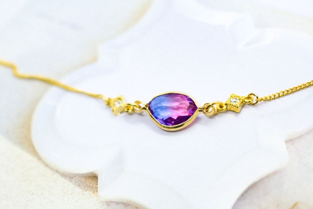 グラデーションクリスタルガラスのブレスレット ブルー×マゼンダ 変形カットゴールド金具