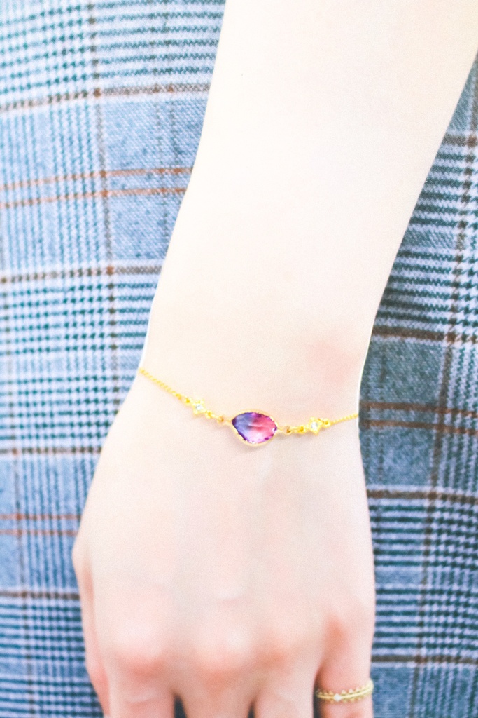 グラデーションクリスタルガラスのブレスレット ブルー×マゼンダ 変形カットゴールド金具