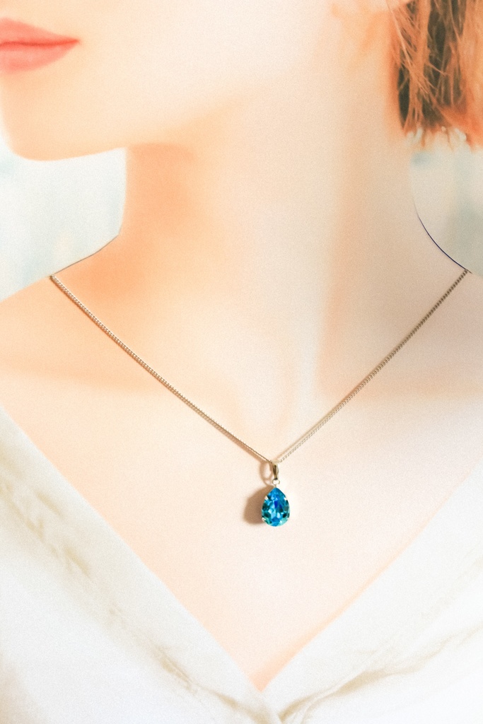 *クリスタルガラスドロップのネックレス ライトターコイズ*金具の色が選べます