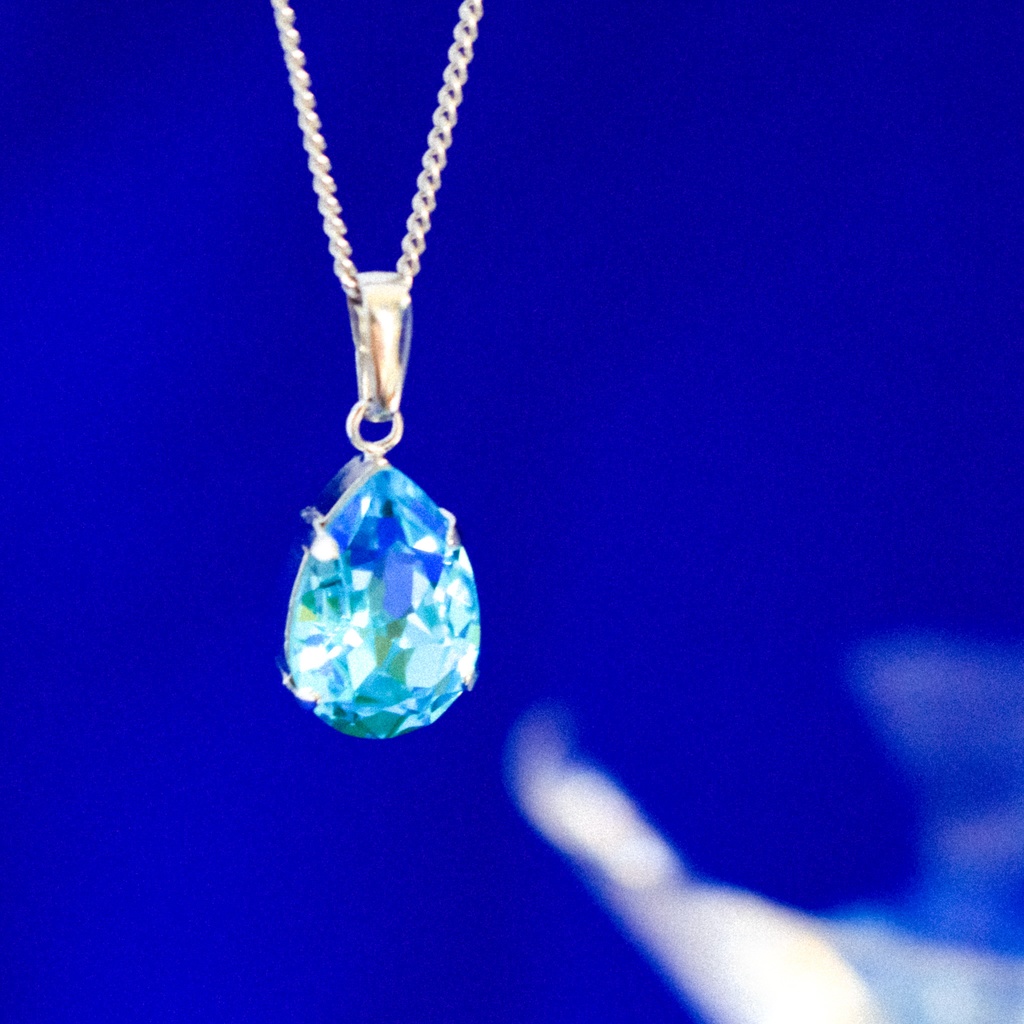 *クリスタルガラスドロップのネックレス ライトターコイズ*金具の色が選べます