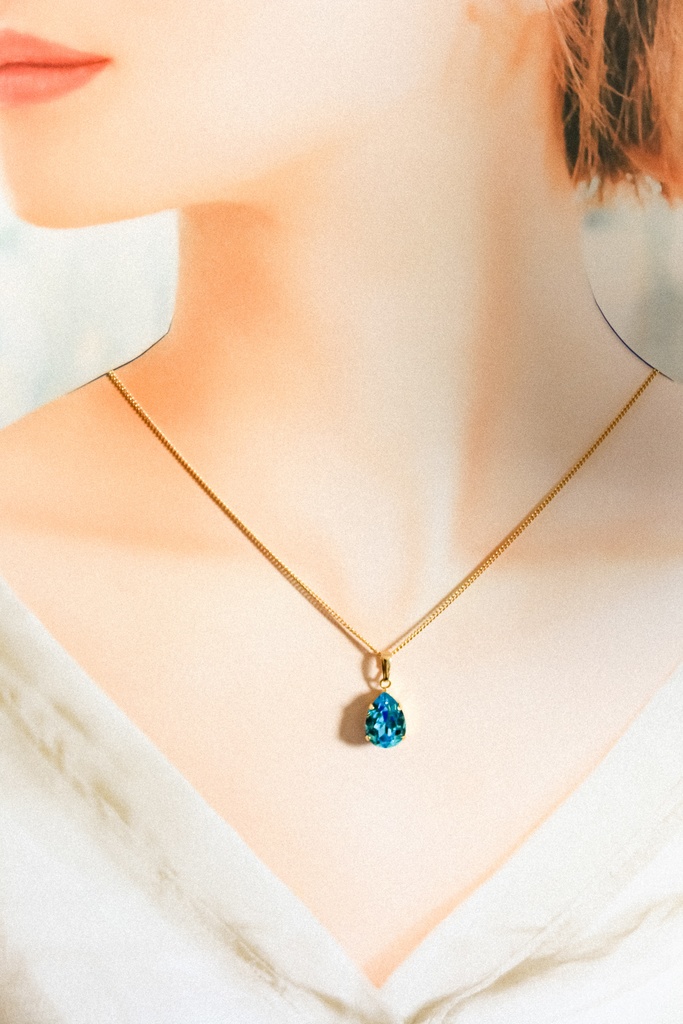 *クリスタルガラスドロップのネックレス ライトターコイズ*金具の色が選べます