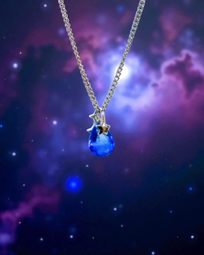 月と星のちいさなブルードロップネックレス — 静けさを灯す光　シルバー金具