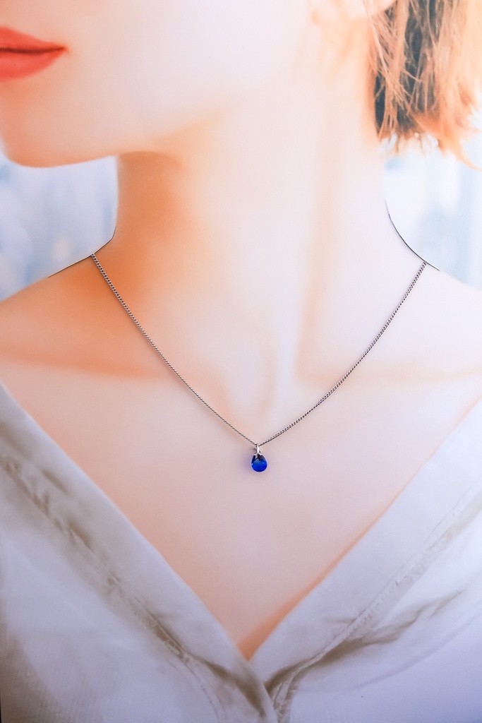 月と星のちいさなブルードロップネックレス — 静けさを灯す光 シルバー金具