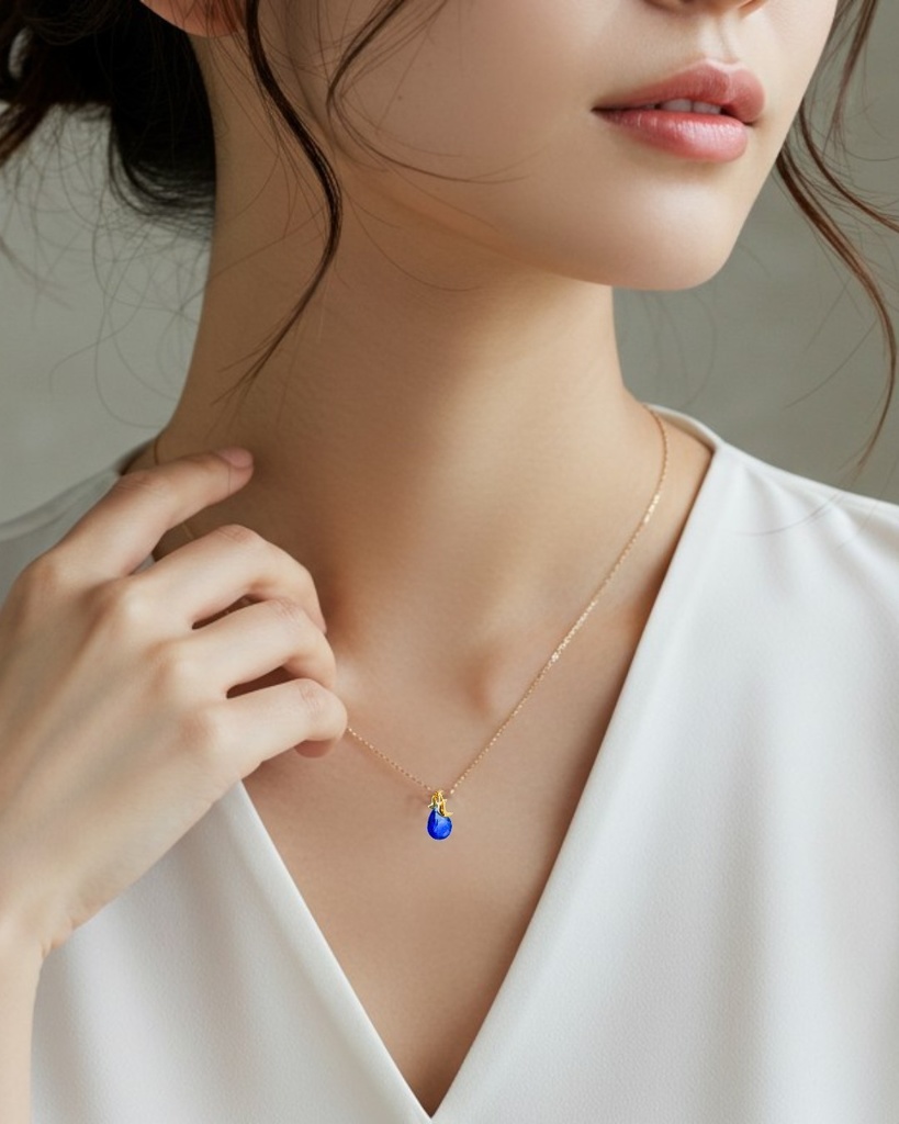 月と星のちいさなブルードロップネックレス — 静けさを灯す光 ゴールド金具
